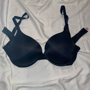 Black semi used VS bra 36DD 😜